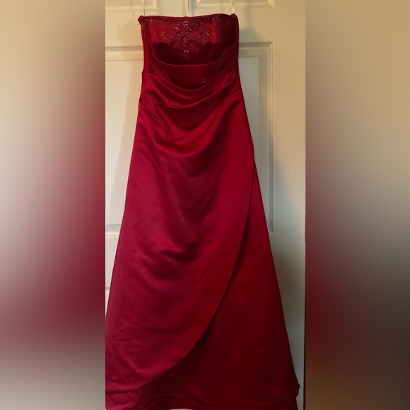 David’s Bridal | Women’s Red Strapless Formal Dress size 2 - Picture 13 of 17